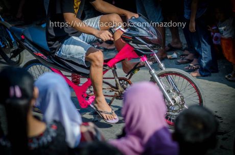 Suzuki Satria F pakai ban cacing dikasih pedal sepeda