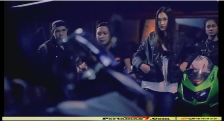 Video Product Profile Yamaha YZF-R25 kebebasan memilih berbeda dari Kawasaki Ninja 250 dan Honda CBR250R