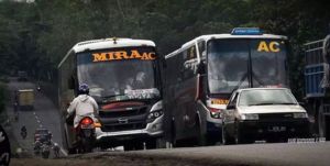 Aksi Ngeblong nekat Bus antar provinsi&nbsp;7