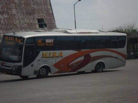 Aksi Ngeblong nekat Bus antar provinsi  8