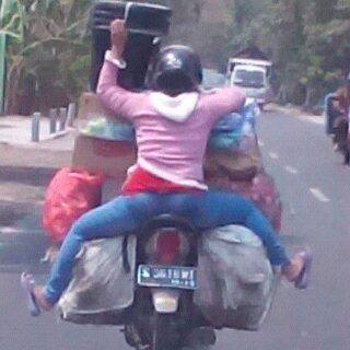 bonceng motor posisi maksa berbahaya