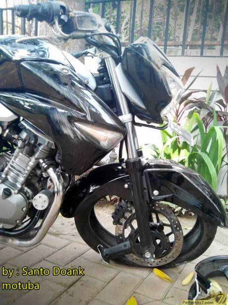 EVelg depan Suzuki Inazuma ini ambyar setelah tabrak akar pohon 0