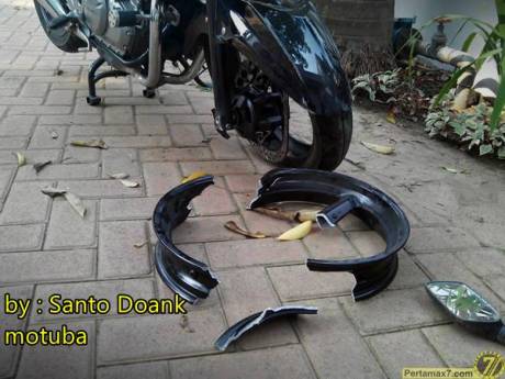 EVelg depan Suzuki Inazuma ini ambyar setelah tabrak akar pohon 3