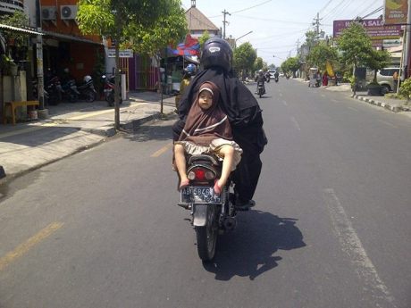 ibu yang sembrono bonceng anak 1