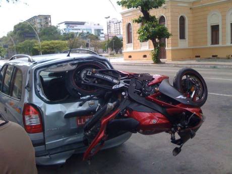 kecelakaan aneh ban belakang yamaha R1 nyungsep di kaca belakang mobil