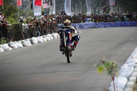 Keramaian penonton di kualifikasi seri 8 Yamaha Cup Race area Pantai Donggala Sulawesi Tengah