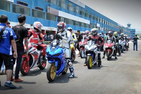 Komunitas R-Series Yamaha dalam praktek Track Day di Sentul International Circuit (4)