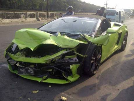 Lamborghini milik Pengacara Kondang Hotman Paris Ringsek di Tol 2