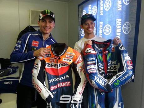 lorenzo dan stoner tukar wearpack motogp