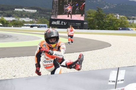 marques-menendang-motornya