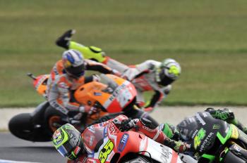 motOGP-16_AUSTRALIA-GARA-iannone_pedrosa