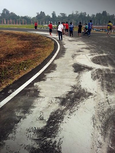 pebalap ogah tanding indoprix di Sirkuit Skyland rusak ditambal aspal 0