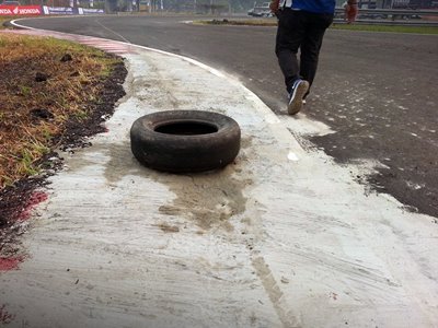 pebalap ogah tanding indoprix di Sirkuit Skyland rusak ditambal aspal 1