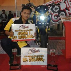 pemilik HOnda CB150R kuning Bumblebee