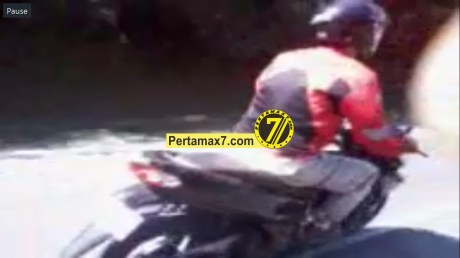 penampakan honda vario 150 dijalanan tampak belakang