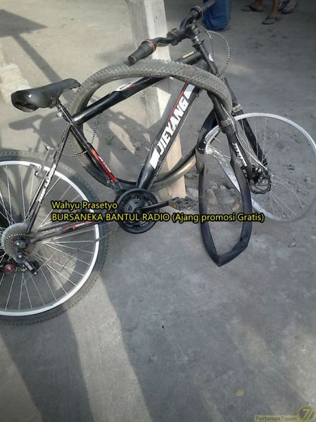 sepeda onthel tabrak mobil berstrobo di yogyakarta