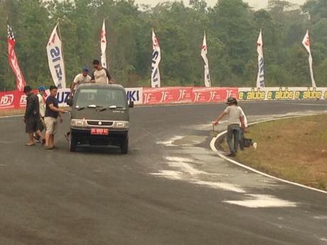 Sirkuit Skyland Sekayu Ditambal Semen membahayakan pebalap 2