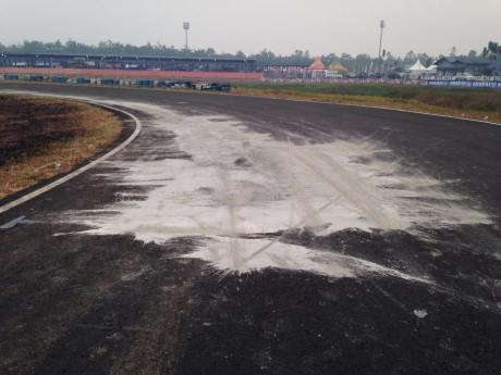 Sirkuit Skyland Sekayu Ditambal Semen membahayakan pebalap 3