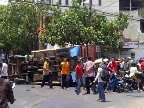 truk tebu timpa pemotor di kediri jatim
