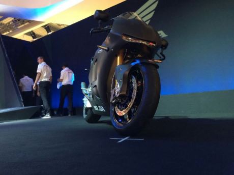 02-rc213v-street-legal-2015 (1)