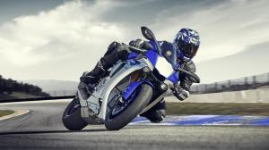 2015-Yamaha-YZF-R1-EU-Race-Blu-Action-001