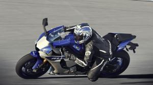 2015-Yamaha-YZF-R1-EU-Race-Blu-Action-004