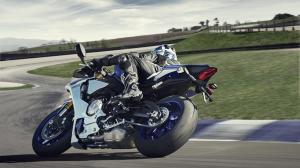 2015-Yamaha-YZF-R1-EU-Race-Blu-Action-005