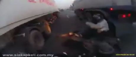 biker terlindas truk saat mau nyelip