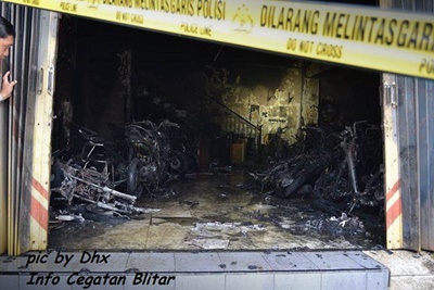 Dealer Putra Aries Motor Blitar Terbakar 34 motor hangus 4