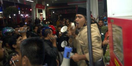 Demo Kenaikan BBM Himpunan Mahasiswa Islam Malang ini Malah bakar Ban di SPBU dibubarkan warga