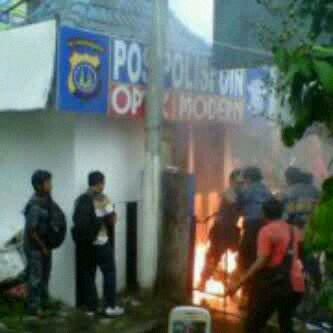 demo kenaikan bbm mahasiswa uin bakar pos polisi