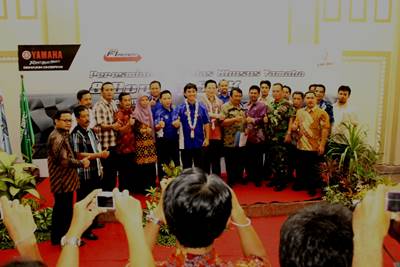 Direktur PT YIMM Teddy Cahyadi Jacob (tengah kalung bunga) dalam Peresmian Kelas Khusus Yamaha serta Pemberian Donasi Mesin dan Unit