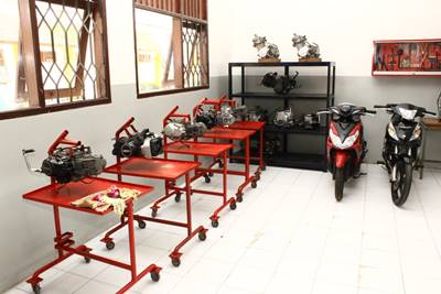 Donasi mesin dan unit SMK