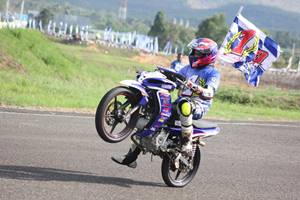 Fitriansyah Kete menunggangi Jupiter Z1 selebrasi double winner Indoprix 2014