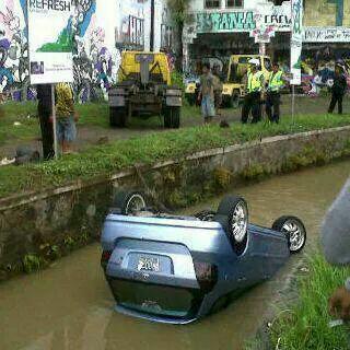 honda jazz nyemplung selokan mataram