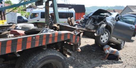 ibu muda tabrak tronton karena nyetir sambil menelepon