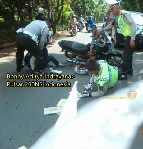 kabur dari razia lalu lintas malah tabrak polisi