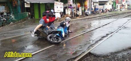 Kecelakaan honda beat tergelincir di rel kereta api