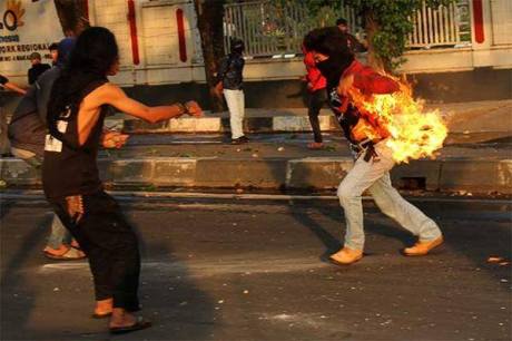 Mahasiswa UNM Terbakar Bom Molotovnya sendiri saat Demo kenaikan Harga BBM 2