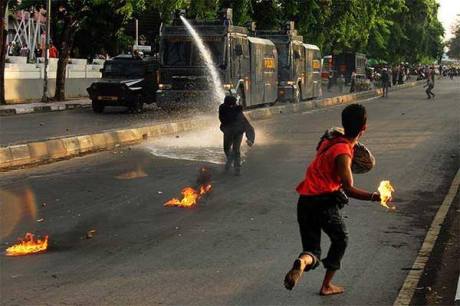 Mahasiswa UNM Terbakar Bom Molotovnya sendiri saat Demo kenaikan Harga BBM 3