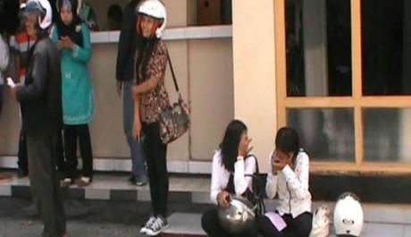 mahasiswi-menangis-saat-terjaring-razia-zebra