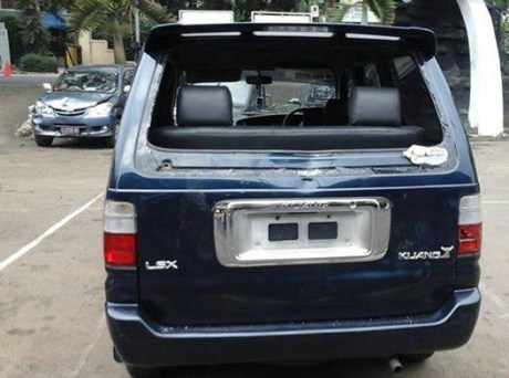 mobil kijang dirusak suporter persib bandung