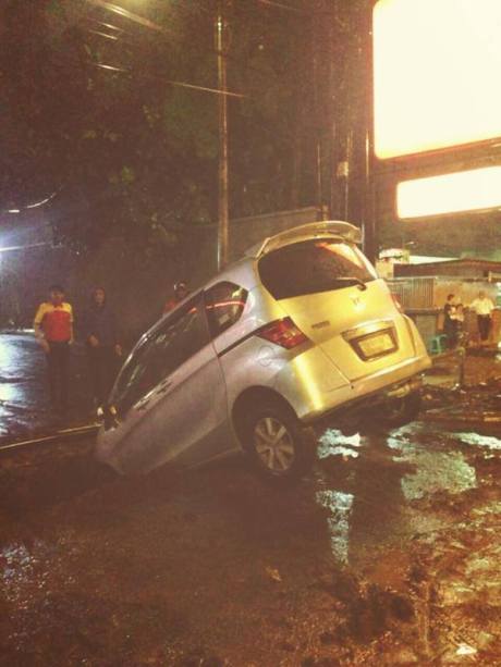 mobil nyungsep galian trotoar di bandung