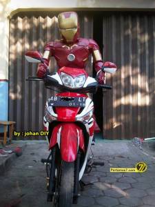 Model Kostum Ironman Made in Jogja naik Motor&nbsp;10