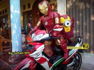 Model Kostum Ironman Made in Jogja naik Motor&nbsp;3
