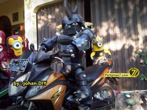 Model Kostum Ironman Made in Jogja naik Motor&nbsp;4
