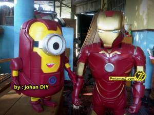Model Kostum Ironman Made in Jogja naik Motor&nbsp;8