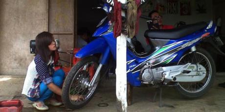 Nanik Cewek Cantik Penambal ban di Malang sudah menikah 5