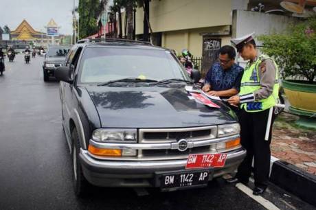 nopol pelat merah ganti warna hitam ditindak polisi 0
