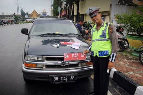nopol pelat merah ganti warna hitam ditindak polisi 1